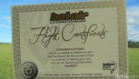 Usai naik balon, para wisatawan dibagikan sertifikat. Sertifikat ini adalah tanda kalau kita pernah ikut kegiatan wisata Hot Air Balloon (Fitraya/detikTravel)