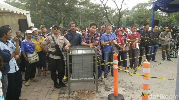 Polisi Bersenjata Laras Panjang Jaga Penukaran Uang di Monas