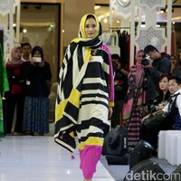 Koleksi Busana Muslim Ayu Dyah Andari dan Nuniek Rahmat yang mengangkat tema Purity of Ramadan atrium Kota Kasablanka. Jakarta. [Foto: Mohammad Abduh/Wolipop]