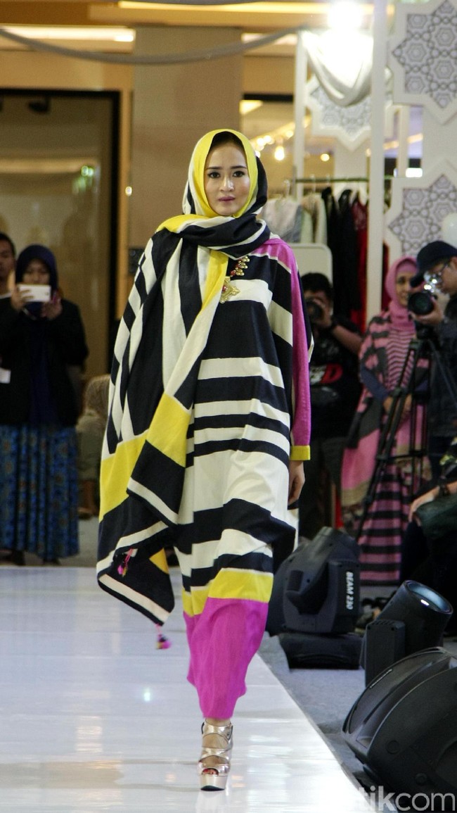 Koleksi Busana Muslim Ayu Dyah Andari dan Nuniek Rahmat yang mengangkat tema Purity of Ramadan atrium Kota Kasablanka. Jakarta. [Foto: Mohammad Abduh/Wolipop]