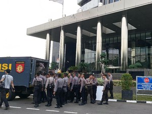 Massa Pendukung Amien Rais Mulai Berorasi di Gedung KPK