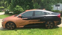 Ada tanda tangan Demi Lovato di pintu mobil sebelah kiri. Foto: Carscoops