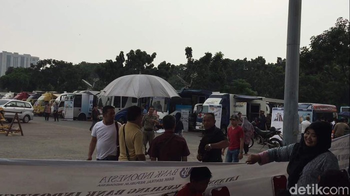 Monas Hujan, Warga Tetap Antre Tukar Uang Receh