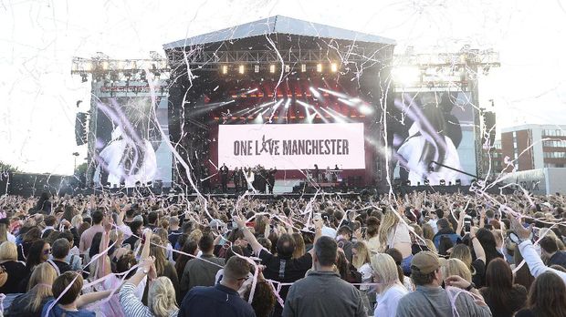 Ariana Grande menggagas konser 'One Love Manchester' yang dananya diperuntukkan bagi para korban bom Manchester.