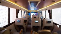 Dengan menggunakan bus mewah ini, penumpang bisa mendapatkan pengalaman yang berbeda. Fasilitas yang tersedia di dalam bus cukup banyak, mulai dari kursi untuk 12 penumpang yang berbahan dasar kulit asli dan dilengkapi dengan bantal, selimut, sandaran leher, kaki serta meja. Bangku ini dapat diatur jika ingin rebahan hanya dengan menekan tombol.