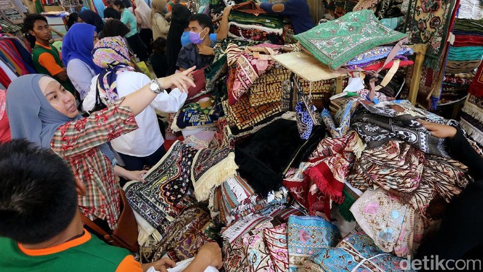 Para pedagang busana muslim beraktifitas di pusat perbelanjaan Thamrin City, Jakarta Pusat. Ramadan ini menjadi berkah tersendiri bagi mereka.