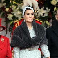 Sheikha Moza mengaku pecinta brand high end. Ia sering mengenakan berbagai busana dari para perancang dunia. Label-label seperti Dior, Chanel, Armani Prive, dan Jean Paul Gaultier, Ralph Russo, Valentino, hingga Stephane Rolland. Bakan Ibu Negara Qatar ini pernah langsung membeli busana yang baru saja ditampilkan setelah fashion show dari brand kenamaan. Foto: Getty Images