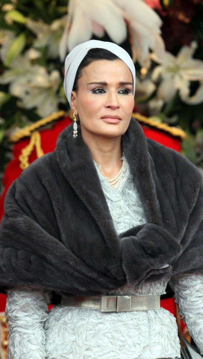 Sheikha Mozah during a ceremony to welcome Sheikh Hamad bin Khalifa al Than to Windsor Castle, on October 26, 2010 in Windsor, England. The Sheikh is on a two day State visit to the UK, the first since his last in 1985, which is seen as important in strengthening already strongly established business links with one of the Gulf States most financially powerful nations. (Photo by Steve Parsons - WPA Pool/Getty Images)