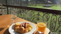 Wisata naik balon udara ini diakhiri ke perkebunan anggur OReillys Vineyard. Kita bisa sarapan sepuasnya dengan menu khas pedesaan seperti bake beans, omelet, sosis, hashbrown, susu dan jus sambil melihat perkebunan anggur (Fitraya/detikTravel)