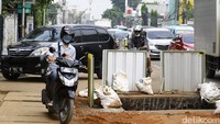 Tampak lubang galian saluran iar mengangga.