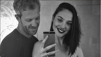 Menikah di tahun 2008, keduanya dikaruniai dua anak putri. Bulan Maret lalu Gadot baru saja melahirkan anak kedunya yang diberi nama Maya Versano. (Foto: Instagram)