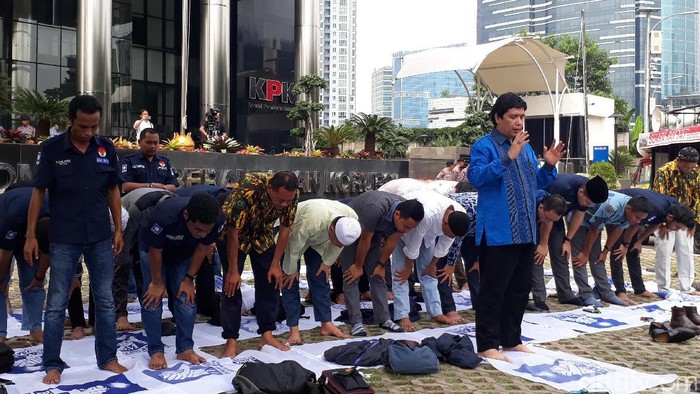 Massa Pendukung Amien Rais Salat Jemaah di Depan Gedung KPK