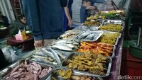 Berada di jalan RS. Fatmawati, Anda bisa mampir ke sini. Ada banyak pilihan lauk yang bisa Anda coba yaitu kulit ayam, udang, cumi-cumi, ikan bawal hingga ikan asin. Anda bebas pilih lauknya!