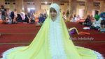 Intip Gaya Para Seleb Saat Salat Terawih Yuk!