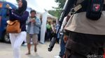Antrean Penukaran Uang Receh Mengular Panjang