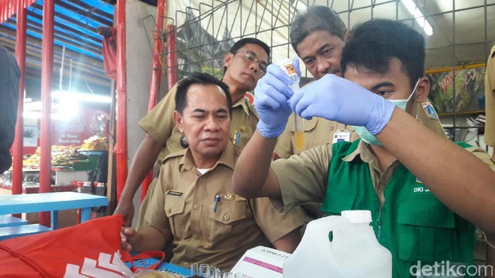 Sidak di Pasar Senen, Dinas UMKM Uji Ketupat hingga Kolang-kaling