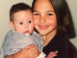 Senyum Merekah Gal Gadot Membius Fans di Instagram