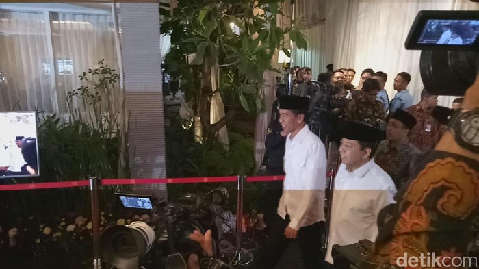 Presiden Jokowi Hadiri Buka Puasa Bersama di Rumah Novanto