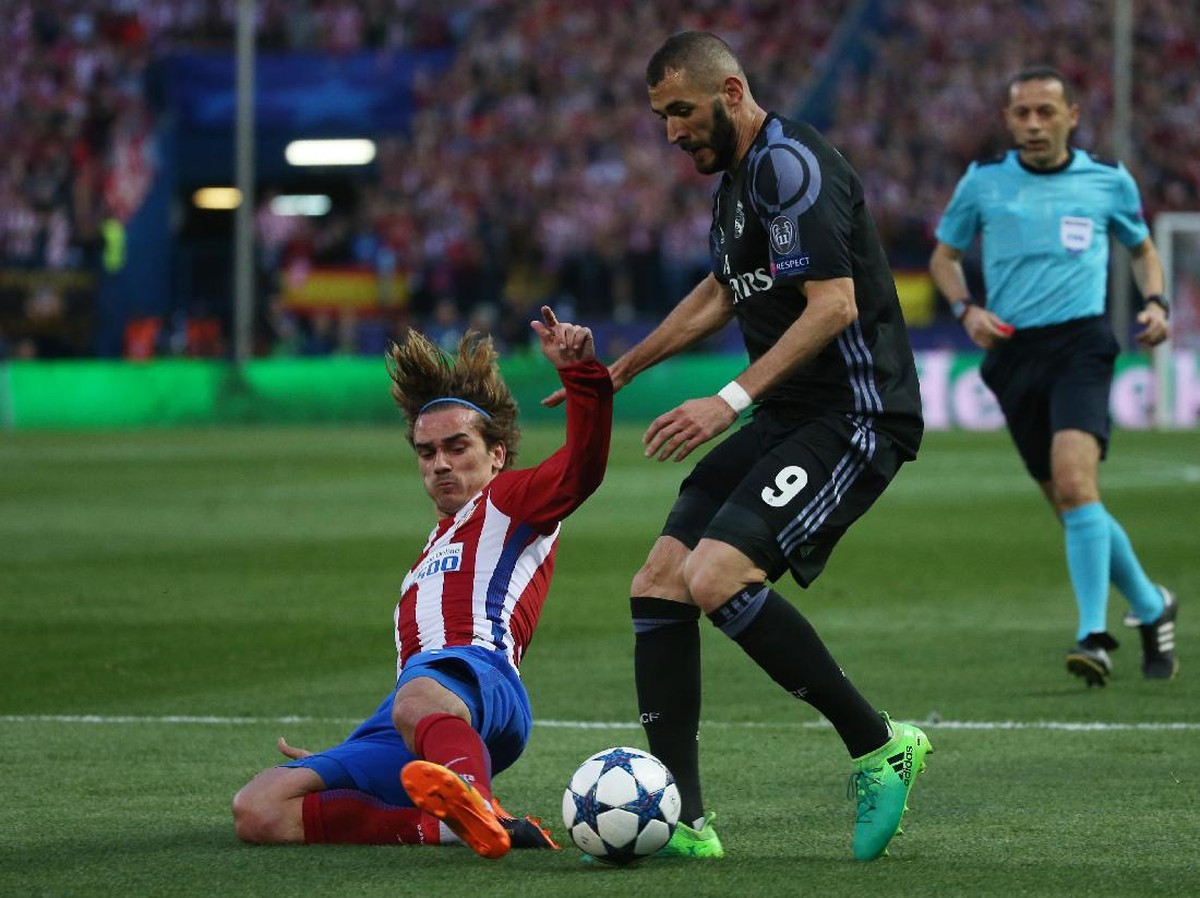 Aksi Karim Benzema saat Real Madrid menghadapi Atletico Madrid. (Foto: Sergio Perez/Reuters)