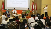 Menkominfo Rudiantara memberikan sambutan dalam diskusi publik dan konferensi pers fatwa MUI hukum dan pedoman bermuamalah melalui medsos.