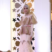Koleksi Busana Muslim Ayu Dyah Andari dan Nuniek Rahmat yang mengangkat tema Purity of Ramadan atrium Kota Kasablanka. Jakarta. [Foto: Mohammad Abduh/Wolipop]