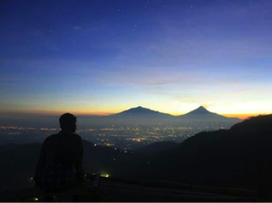 Yuk, Nikmati Sunrise Sambil Minum Teh Lokal di Bukit Ngisis