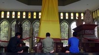 Traveler bisa berziarah dan berdoa di depan makam Sultan Syarif Kasim II. Makam Sultan Syarif Kasim II berada di bagian tengah, dan dilindungi oleh kain berwarna kuning yang tergantung hingga bagian langit-langit (Wahyu/detikTravel)