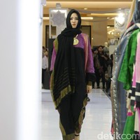 Koleksi Busana Muslim Ayu Dyah Andari dan Nuniek Rahmat yang mengangkat tema Purity of Ramadan atrium Kota Kasablanka. Jakarta. [Foto: Mohammad Abduh/Wolipop]