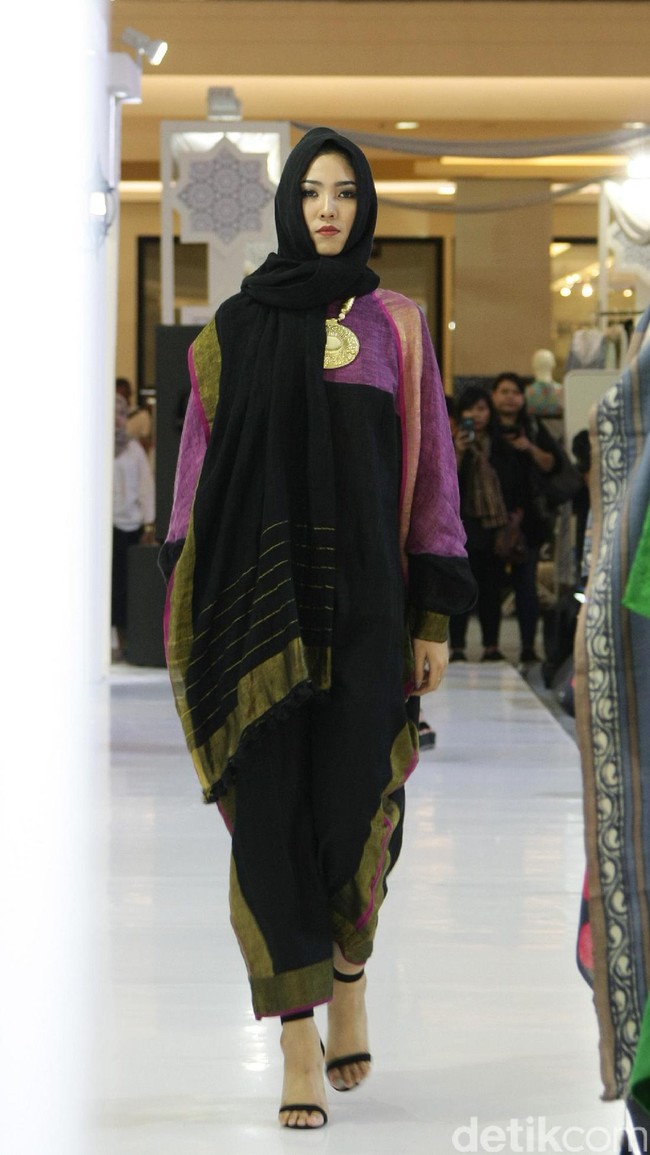 Koleksi Busana Muslim Ayu Dyah Andari dan Nuniek Rahmat yang mengangkat tema Purity of Ramadan atrium Kota Kasablanka. Jakarta. [Foto: Mohammad Abduh/Wolipop]