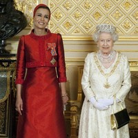 Queen Elizabeth II (R) poses with Sheikha Mozah bint Nasser Al Missned, the wife of Qatars Emir Sheikh Hamad bin Khalifa al Thani, before a banquet held during their state visit at Windsor Castle on October 26, 2010 in Windsor, United Kingdom. (Photo by Kieran Doherty - WPA Wire/Getty Images)