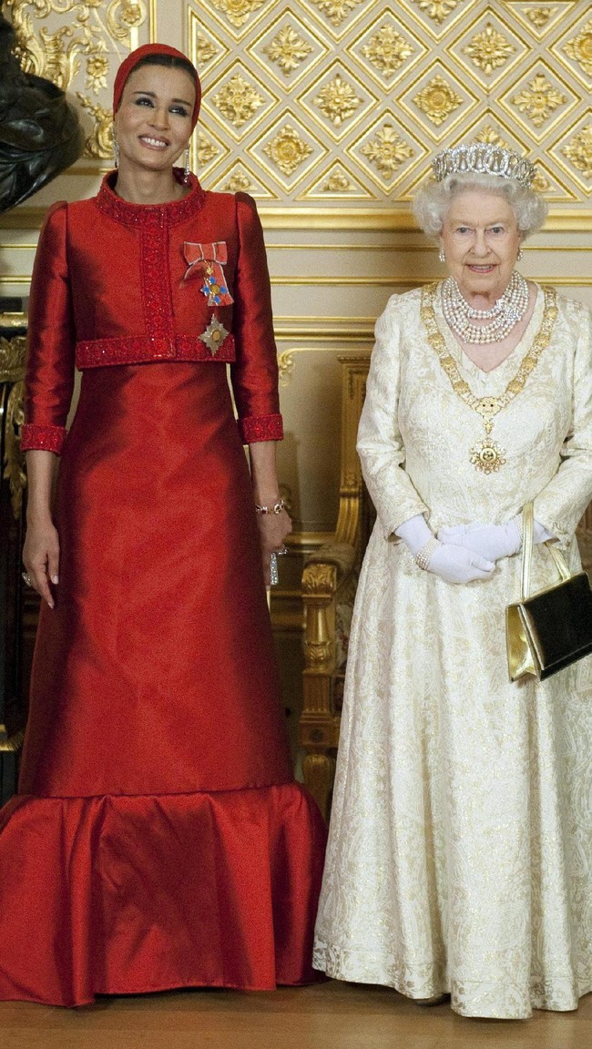 Queen Elizabeth II (R) poses with Sheikha Mozah bint Nasser Al Missned, the wife of Qatars Emir Sheikh Hamad bin Khalifa al Thani, before a banquet held during their state visit at Windsor Castle on October 26, 2010 in Windsor, United Kingdom. (Photo by Kieran Doherty - WPA Wire/Getty Images)