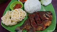 Ikan bawal bakar yang gurih dibalur dengan sambal merah. Aromanya sedap dengan tekstur daging yang lembut. Semakin enak dipadu dengan nasi hangat, lalapan dan sambal serta kerupuk renyah.