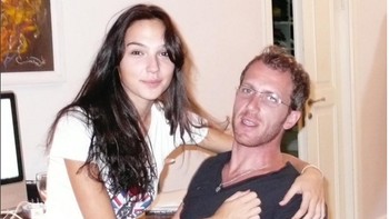 Jarak usia keduanya terbilang cukup jauh, Yaron lebih tua 10 tahun dari Gadot. Foto ini diambil pada tahun 2007 tampak Gal masih remaja nan imut. (Foto: Instagram)