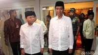 Jokowi tiba di kediaman dinas Novanto, Jalan Widya Chandra, Jakarta Selatan, sekitar pukul 17.20 WIB. Jokowi langsung disambut oleh Setya Novanto.