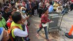 Antrean Penukaran Uang Receh Mengular Panjang