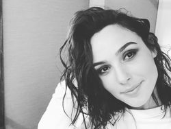 Senyum Merekah Gal Gadot Membius Fans di Instagram