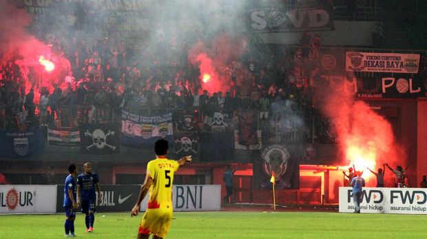 Suporter Persib Bandung ricuh saat melawan Bhayangkara FC.