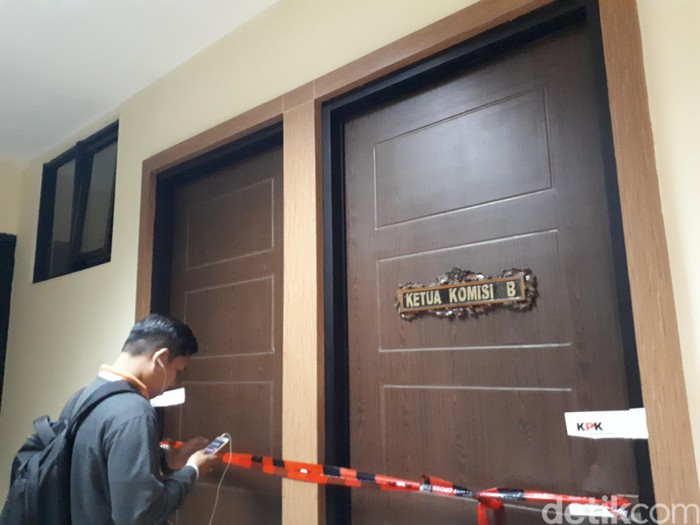 Ruangan DPRD Jatim Disegel, Siapa yang Ditangkap KPK?