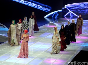 Foto: Parade Hijabers Cantik Pakai Rancangan Desainer Indonesia
