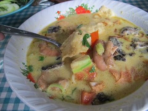 Soto betawi yang hangat, enak dinikmati dengan nasi.