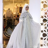 Koleksi Busana Muslim Ayu Dyah Andari dan Nuniek Rahmat yang mengangkat tema Purity of Ramadan atrium Kota Kasablanka. Jakarta. [Foto: Mohammad Abduh/Wolipop]
