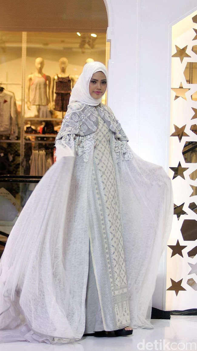 Koleksi Busana Muslim Ayu Dyah Andari dan Nuniek Rahmat yang mengangkat tema Purity of Ramadan atrium Kota Kasablanka. Jakarta. [Foto: Mohammad Abduh/Wolipop]