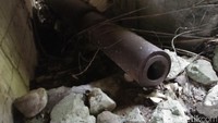 Yang mengejutkan, dibagian dalam bunker masih terdapat meriam yang dulu digunakan oleh Jepang. Meriam ini terongok begitu saja di tangga bunker, dekat dengan kamar persembunyian (Bonauli/detikTravel)