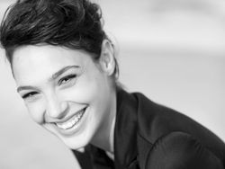 Senyum Merekah Gal Gadot Membius Fans di Instagram