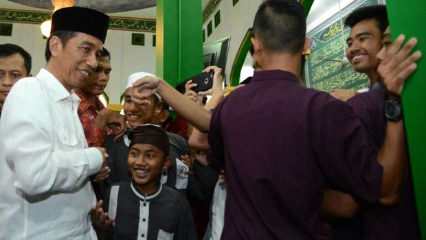 Presiden Jokowi salat Tarawih di Masjid Jami Assa'adah, Bogor. (Foto: Biro Pers Setpres)