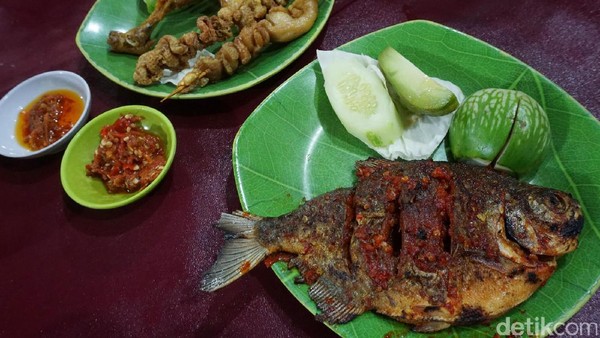 Ikan Bakar dan Kulit Goreng, Enak Dipadu dengan Sambal Gobyos