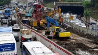 Penampakan kemacetan lalu lintas di Jalan MT Haryono, tepatnya di depan gedung BNN.