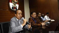 (Ki-ka) Komisioner Komnas HAM Hafid Abbas, Komisioner Komnas HAM Ansori Sinungan, Tim Investigasi Komnas HAM Maneger Nasution, Tim Investigasi Komnas HAM Natalius Pigai, dan Jubir KPK Febri Diansyah menggelar jumpa pers di gedung KPK, Senin (5/6/2017).