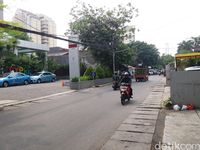 Lokasi perempuan nyaris telanjang melintas di Jalan Mangga Dalam.