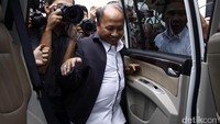 Anwar memasuki mobil yang akan membawanya meninggalkan gedung KPK.